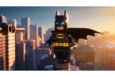 Лего-супергерой Бэтмен на фоне города