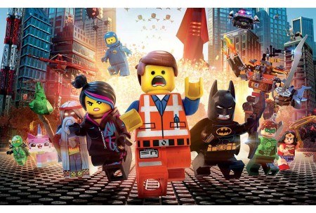 Герои мультфильма Лего на улицах города