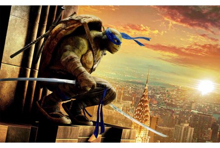 Леонардо сидит на крыше на фоне города