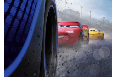 Молния Маквин едет вторым в гонке Молния Маквин едет вторым в гонке