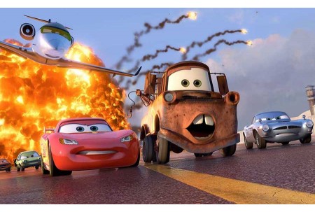 Молния Маквин и Мэтр едут по дороге на фоне взрыва