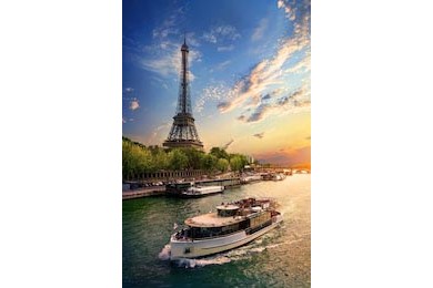 Вид на Эйфелеву башню на берегу Сены в Париже