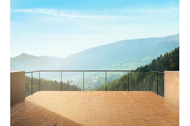 Балкон с видом на солнечный город и лес в горах