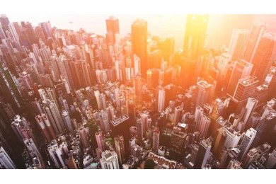 Мегаполис с офисными небоскребами в центре города