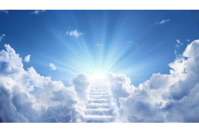 Лестница, ведущая вверх к небесному к свету