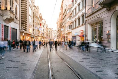 Размытое изображение: неизвестные идут по улице Размытое изображение: неизвестные идут по улице