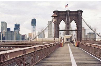 Бруклинский мост в Нью-Йорке на фоне хмурого города