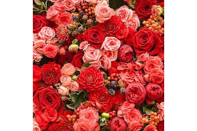 Цветочная композиция с розами в красных тонах