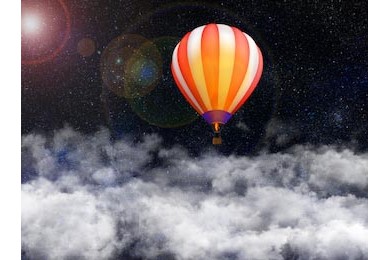 Воздушный шар парит над облаками в космосе