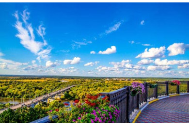 Вид с цветочного балкона на панораму горной долины