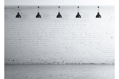 Кирпичная бетонная белая стена с пятью светильниками Кирпичная бетонная белая стена с пятью светильниками