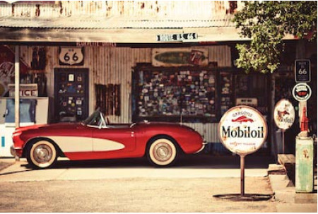 Универсам Hackberry с Corvette 1957 года на фасаде