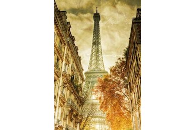 Вид на Эйфелеву башню в Париже между зданиями