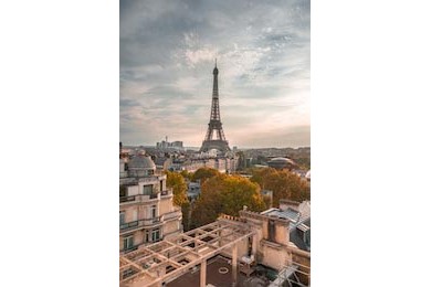Вид захода солнца с крыши на Эйфелеву башню в Париже