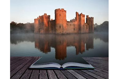 Изображения средневекового замка и рва на рассвете Изображения средневекового замка и рва на рассвете