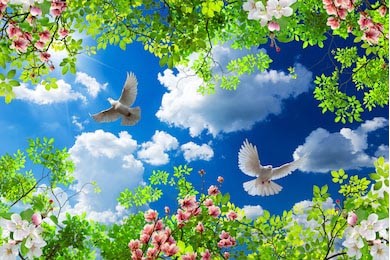 Голуби летают среди весенних цветов в солнечном небе