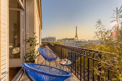 Кресла на балконе на фоне заката в Париже Кресла на балконе на фоне заката в Париже