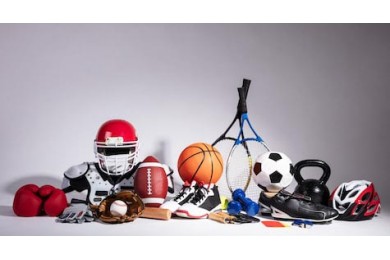 Разнообразие спортивных мячей и оборудования
