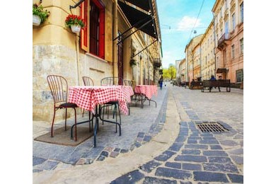Винтажные столики кафе на улице во Львове