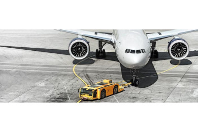 Самолет на взлетно-посадочной полосе аэропорта Самолет на взлетно-посадочной полосе аэропорта