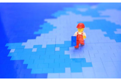 Мини строитель lego идет по фигуркам конструктора 