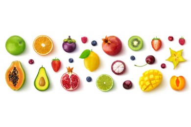 Ассортимент различных фруктов и ягод на белом фоне