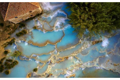 Водопады и горячие источниками в термальных ваннах Водопады и горячие источниками в термальных ваннах