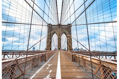Бруклинский мост в пасмурный день Нью-Йорк