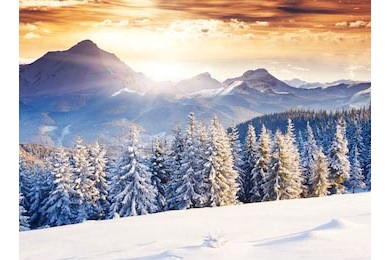 Вечерний зимний пейзаж на заснеженные горы
