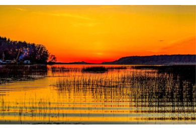 Водная рябь реки на красочном закате