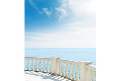 Вид с балкона на море под облаками Вид с балкона на море под облаками