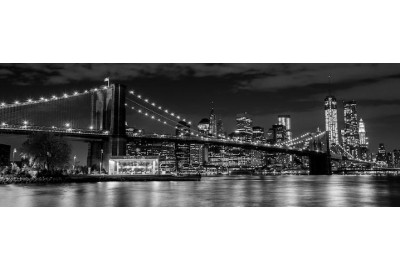 Бруклинский мост с Манхэттеном ночью в черно-белом