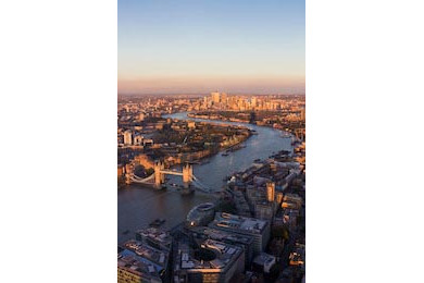 Лондонский Тауэрский мост на закате с панорамой Лондонский Тауэрский мост на закате с панорамой