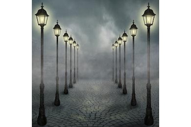Уличные фонари на фоне туманного парка