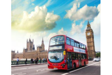 Небо над Вестминстером с автобусом пересекающим мост Небо над Вестминстером с автобусом пересекающим мост