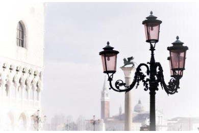 Уличный фонарь с тремя огнями у зданий в Венеции Уличный фонарь с тремя огнями у зданий в Венеции