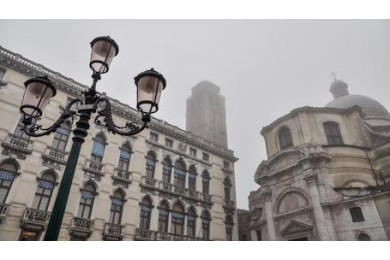 Фонарь с тремя огнями в пасмурный день в Венеции