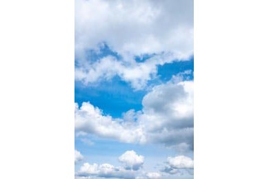 Красивое вертикальное голубое небо с облаками