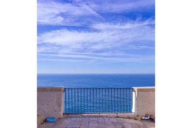 Взгляд с балкона на море в Италии Взгляд с балкона на море в Италии