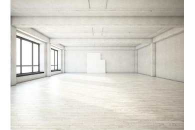 Большой пустой зал с панорамными окнами 