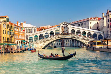 Гондола возле моста Риальто в Венеции, Италия