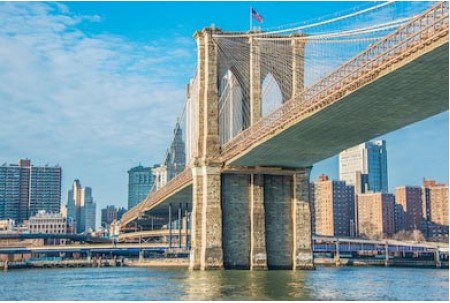  Бруклинский мост в Нью-Йорке в яркий летний день