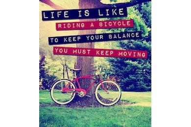 Винтажное фото с велосипедом и цитатой о жизни