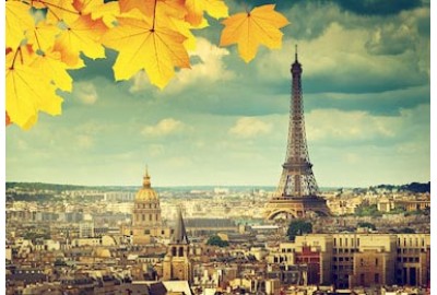 Осенние листья в Париже и Эйфелева башня