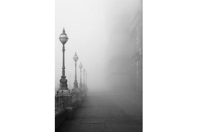 Лондонские фонари в в тумане, черно-белое фото