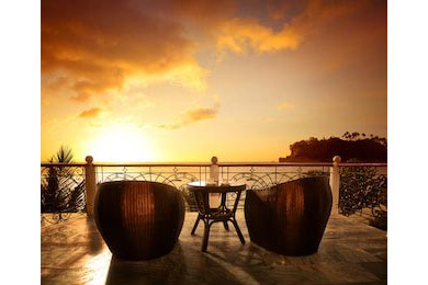 Терраса с креслами из ротанга и видом на море Терраса с креслами из ротанга и видом на море