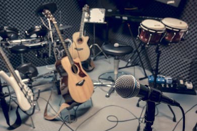 Музыкальная студия с инструментами