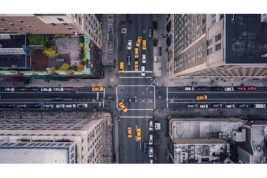Вертикальный вид на 5-е авеню в Нью-Йорке и такси