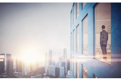 Бизнесмен смотрящий на город через окно