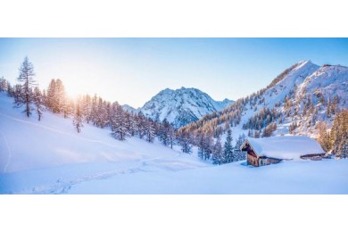 Вид красивых зимних гор в Альпах в вечернем свете
